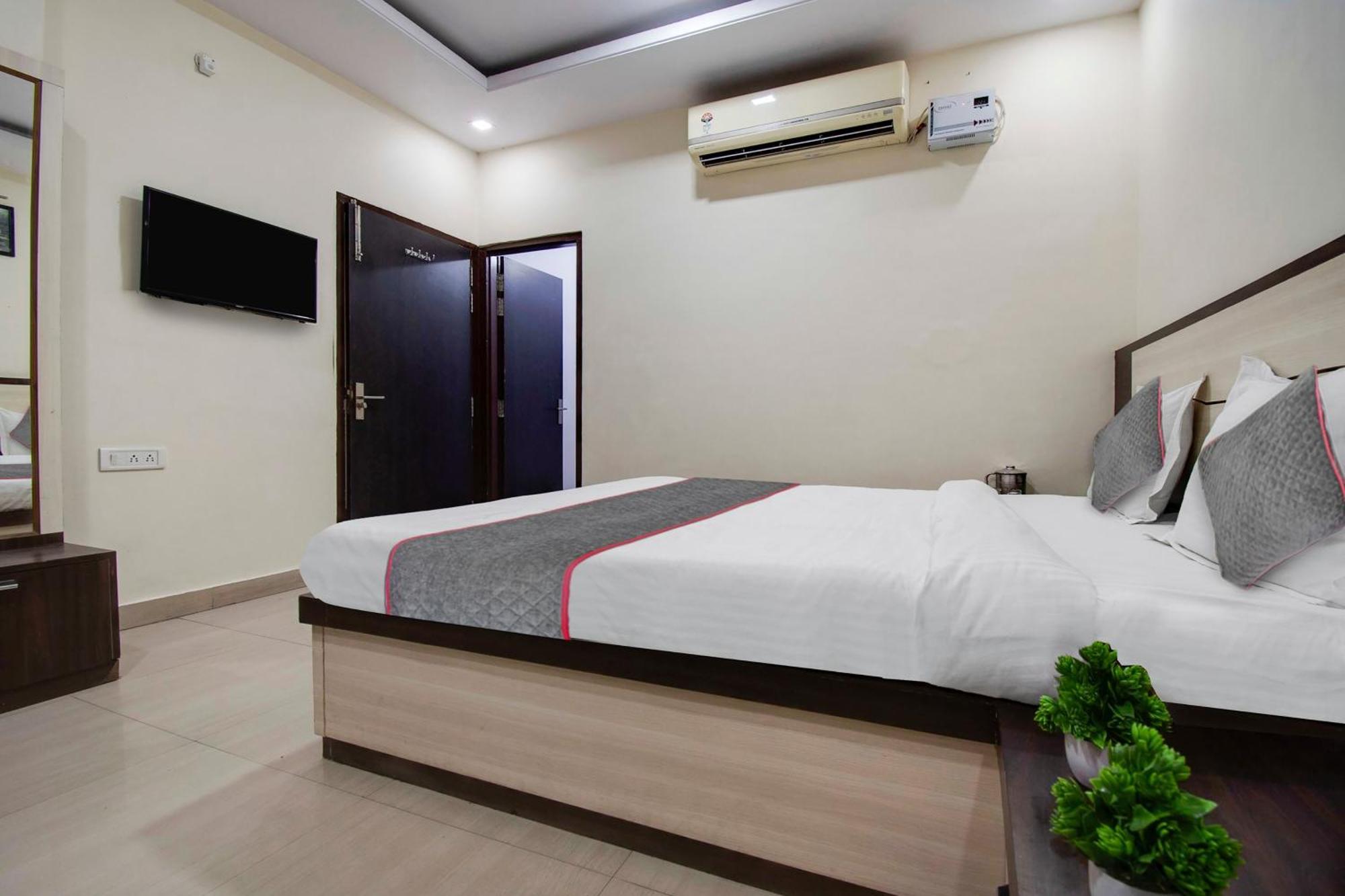 Capital O Pink Peral Hotel