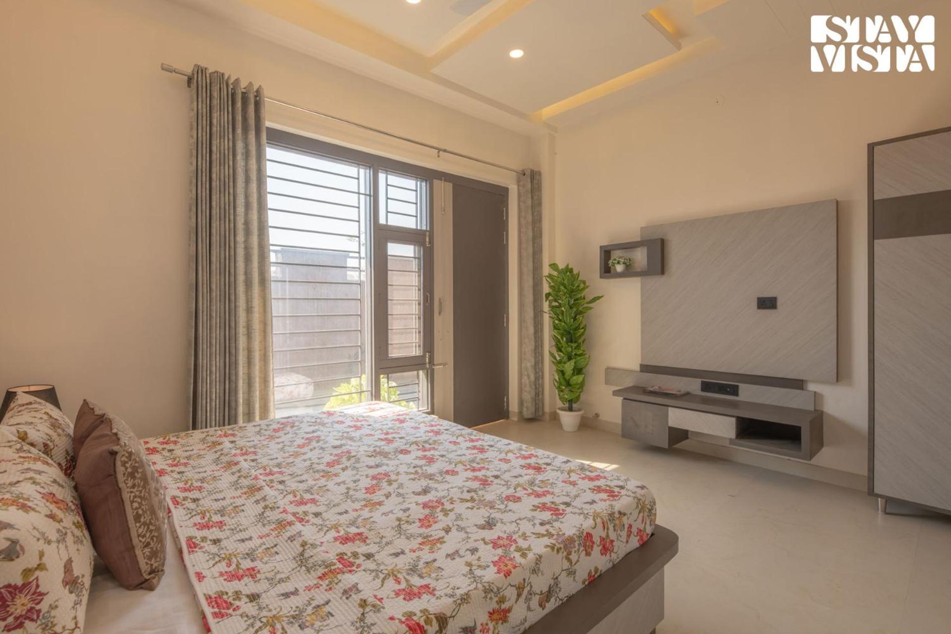 Stayvista At Pinkal Farms With Pool, Lawn, Wi-fi Villa Jaipur