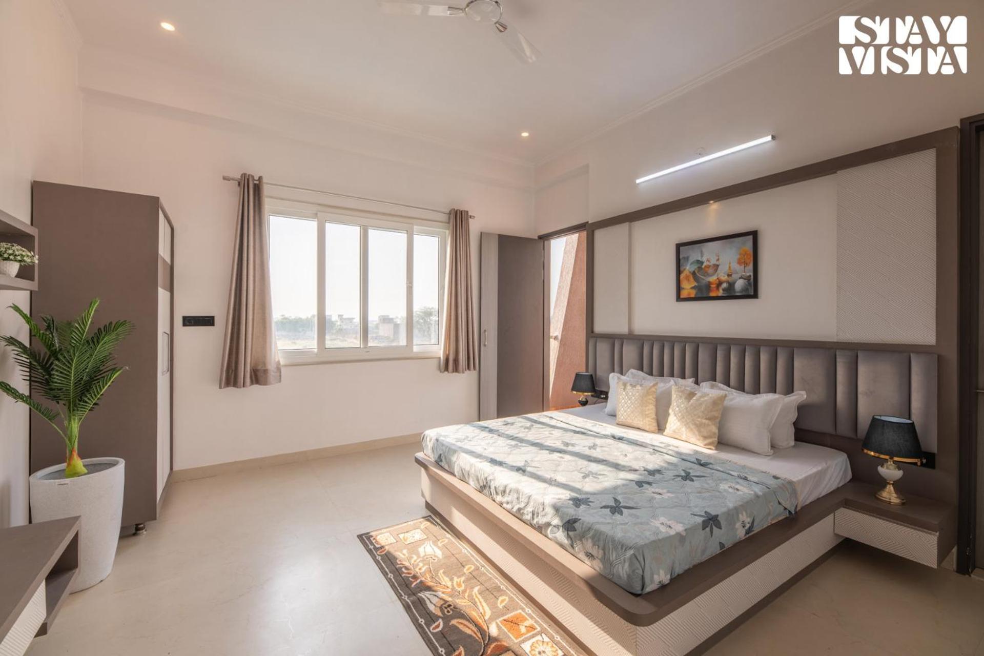 Villa Stayvista At Pinkal Farms With Pool, Lawn, Wi-fi *