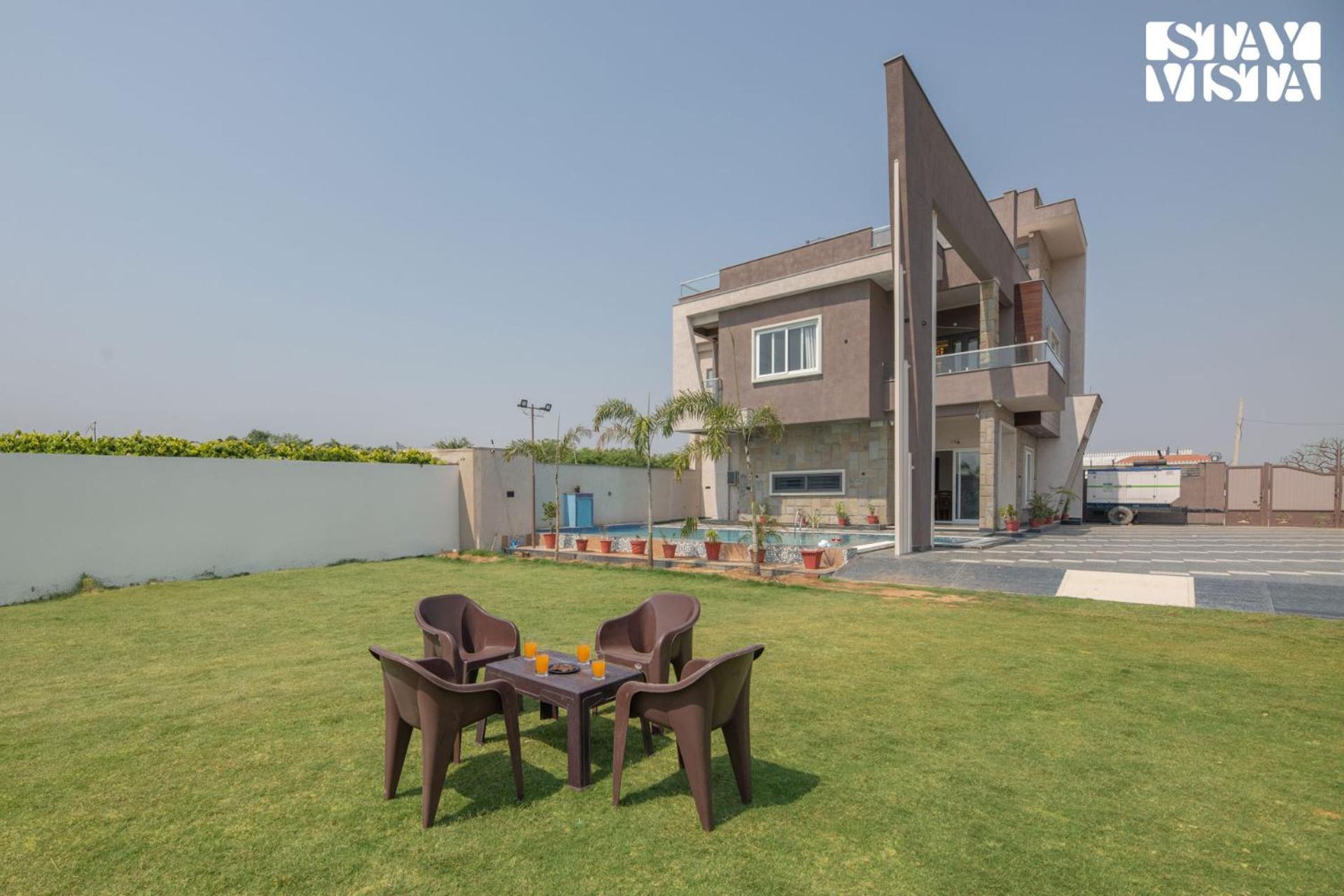 Stayvista At Pinkal Farms With Pool, Lawn, Wi-fi Villa Jaipur