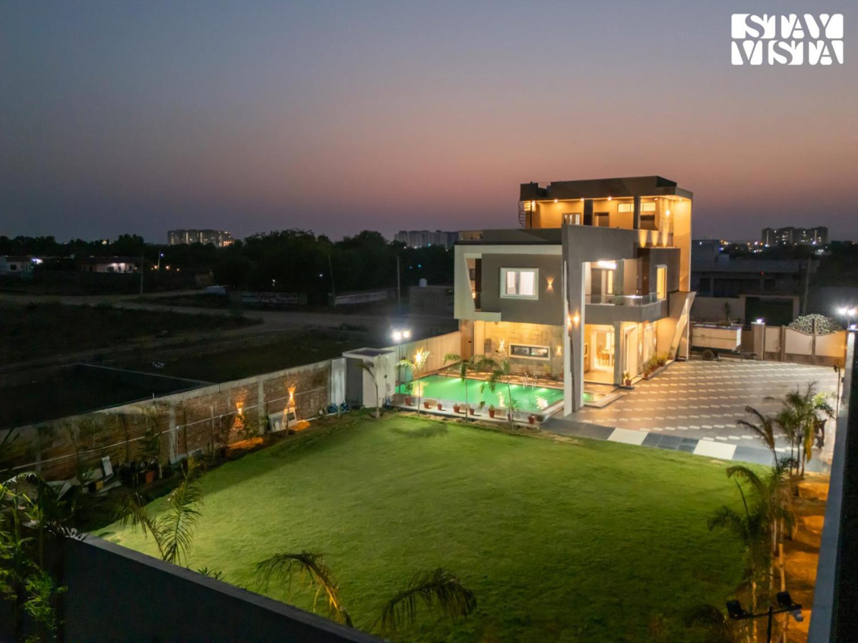 Stayvista At Pinkal Farms With Pool, Lawn, Wi-fi * Jaipur
