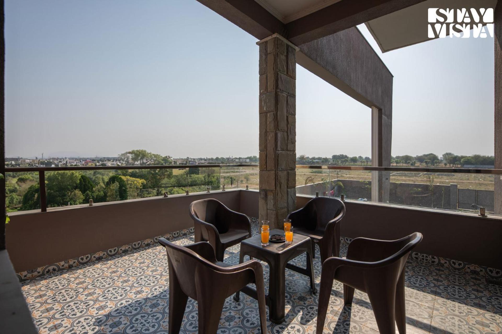Stayvista At Pinkal Farms With Pool, Lawn, Wi-fi