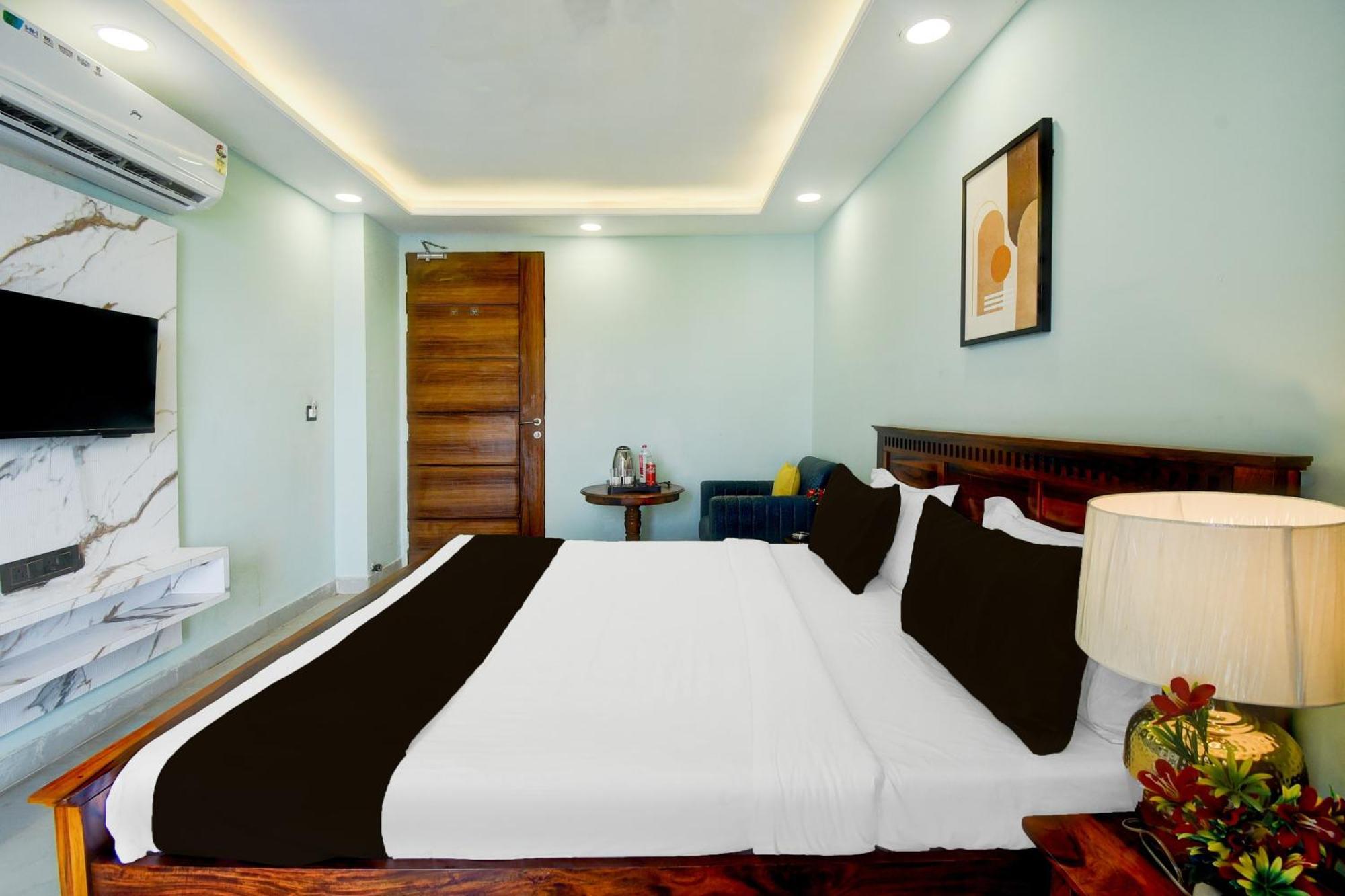 Fabhotel Pink Palace 3*
