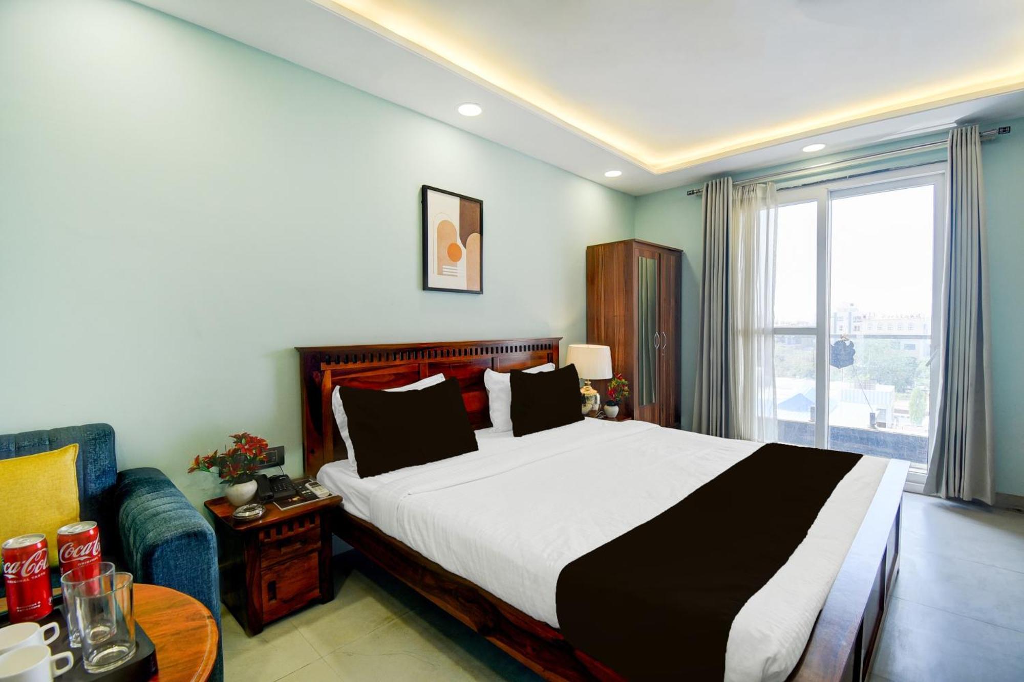 Fabhotel Pink Palace Hotel