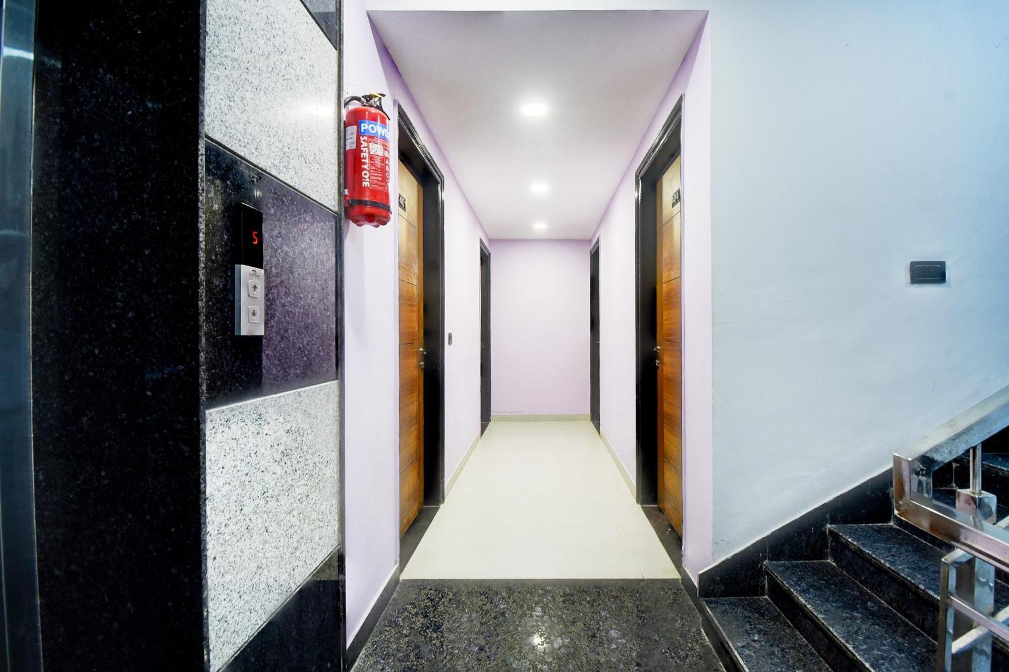 Hotel Fabhotel Pink Palace 3*