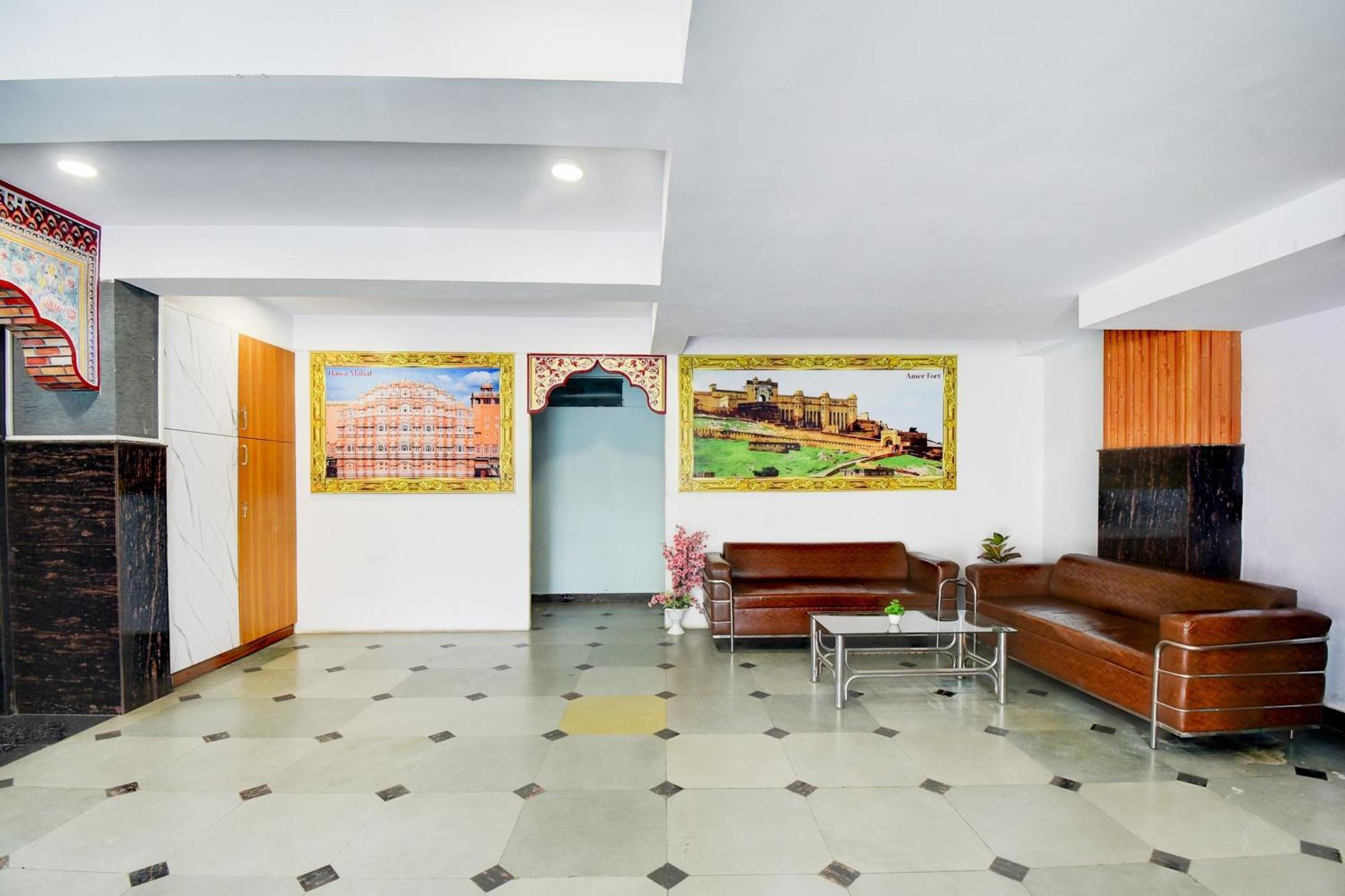 Hotel Fabhotel Pink Palace