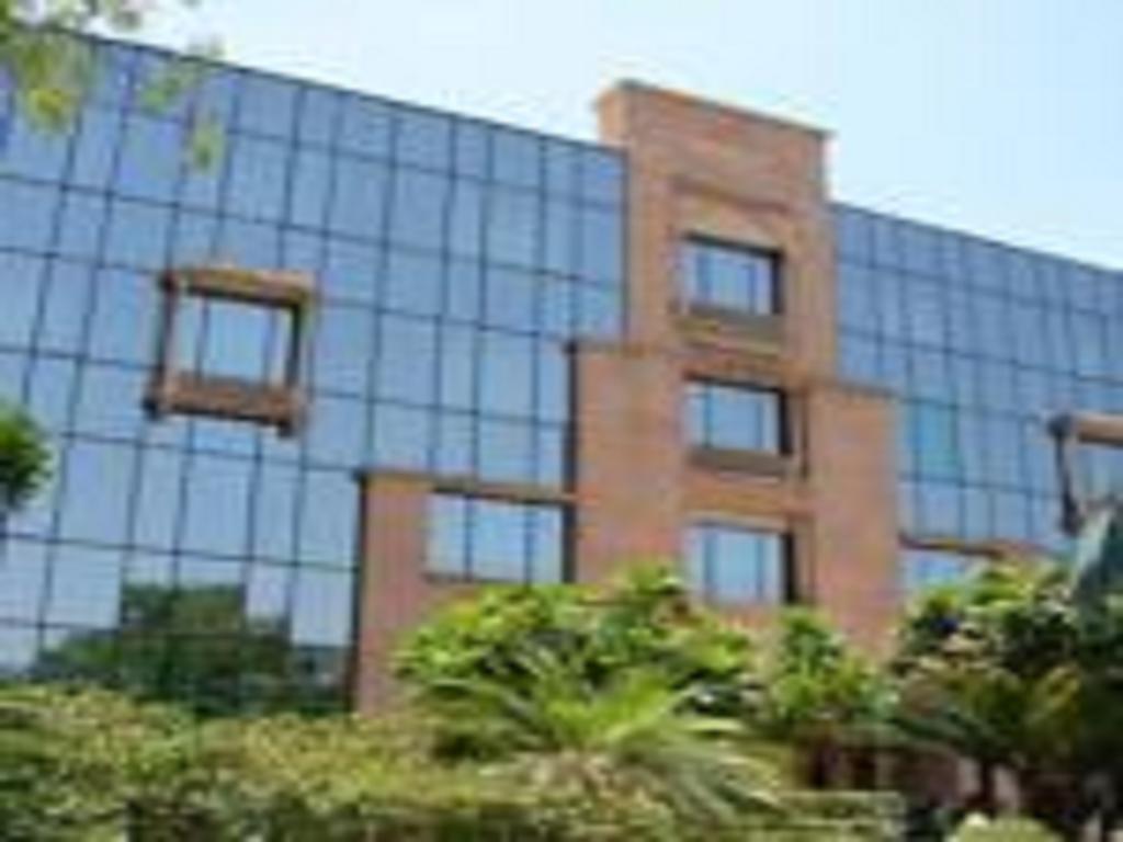 Hotel V Sarovar Portico Mi Road 4*