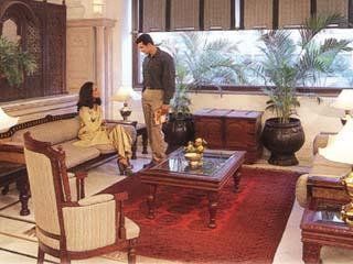 V Sarovar Portico Mi Road Hotel 4*