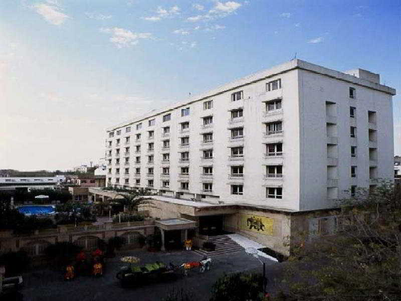 V Sarovar Portico Mi Road Hotel
