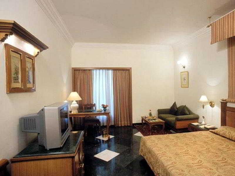 V Sarovar Portico Mi Road Hotel 4*