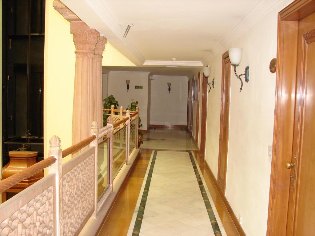 Hotel V Sarovar Portico Mi Road