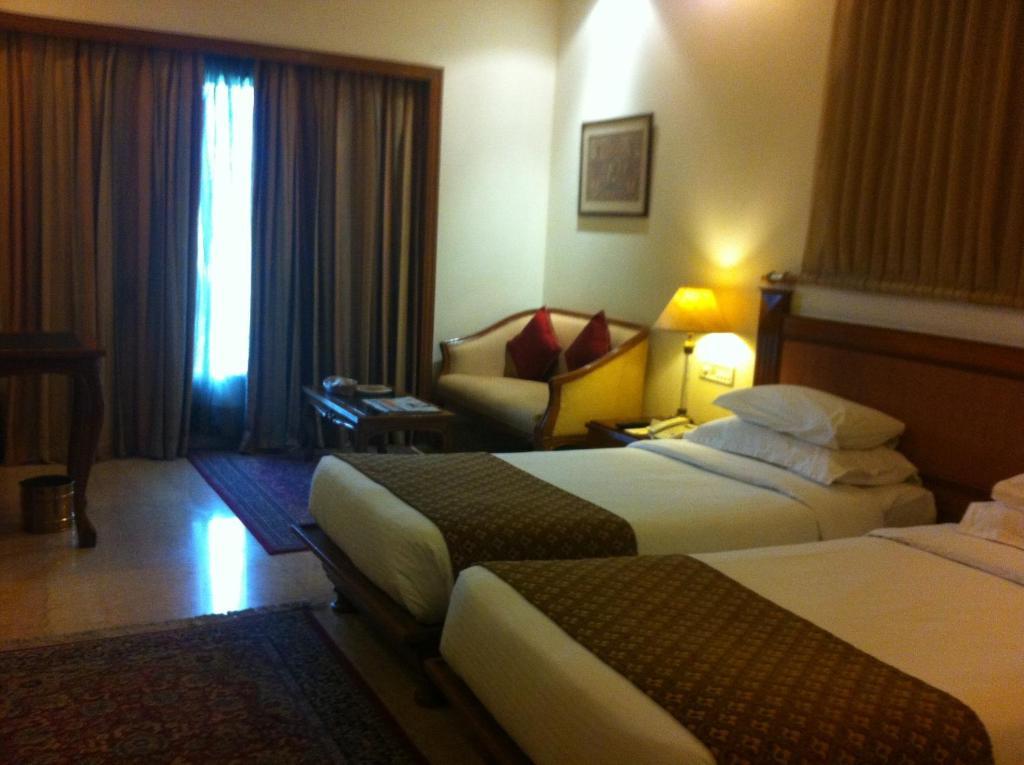 V Sarovar Portico Mi Road 4*