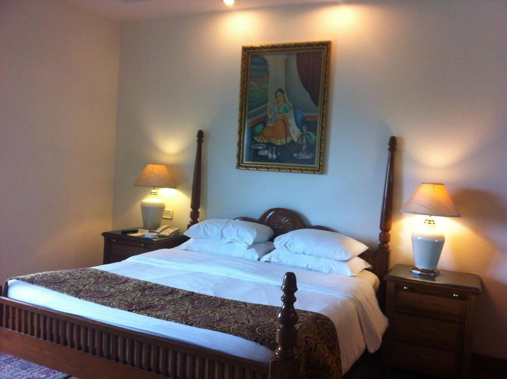 V Sarovar Portico Mi Road Hotel 4*
