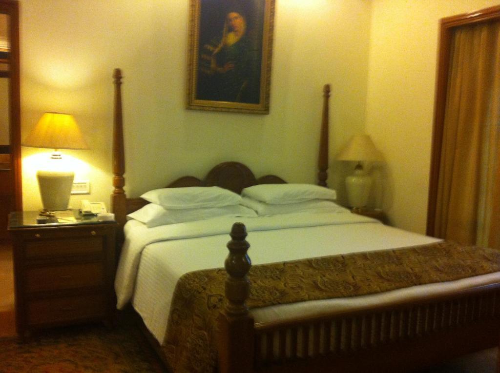 Hotel V Sarovar Portico Mi Road