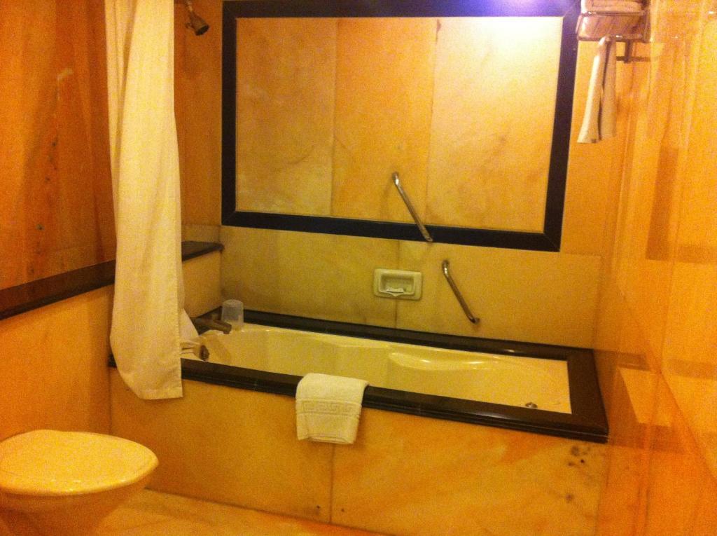 Hotel V Sarovar Portico Mi Road 4*