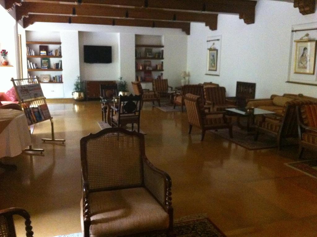 Hotel V Sarovar Portico Mi Road