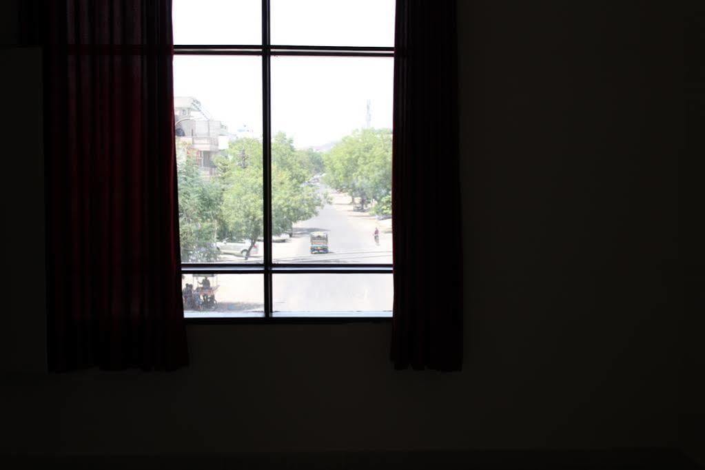 Hotel Crown Plaza Hotel 2*