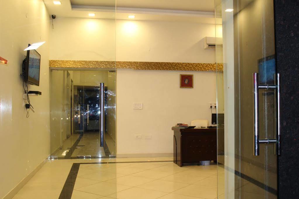 Hotel Crown Plaza Hotel 2*