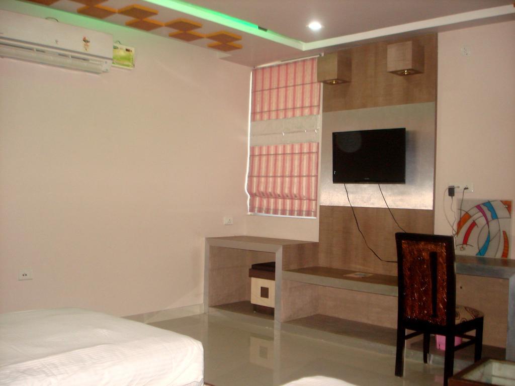 Shivam Paradise 3*
