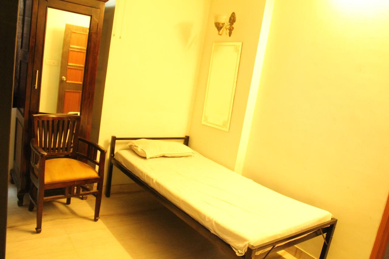 Chit Hotel 2*