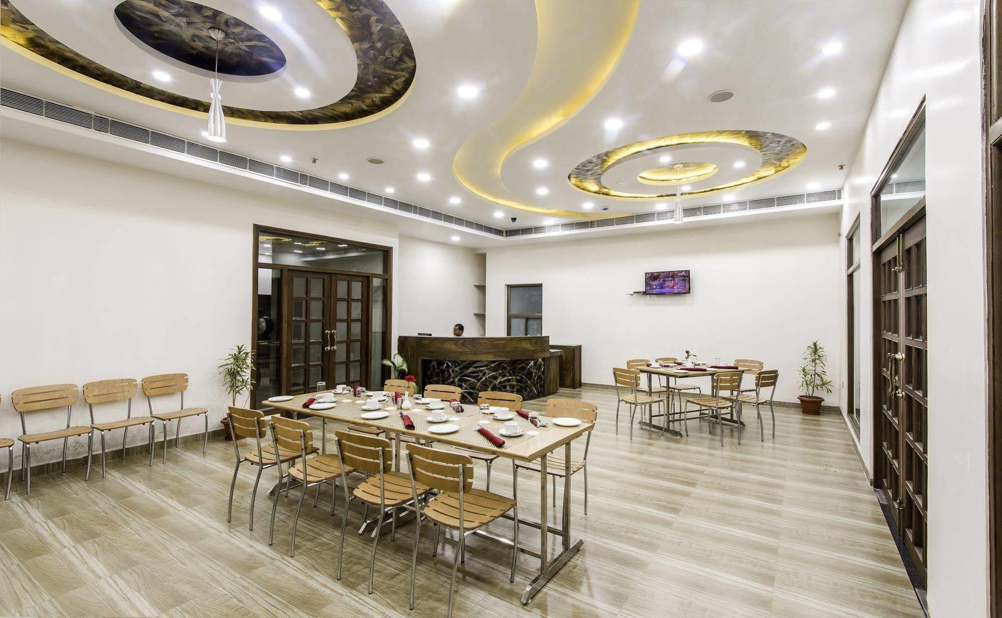 Hotel Yash Regency 3*