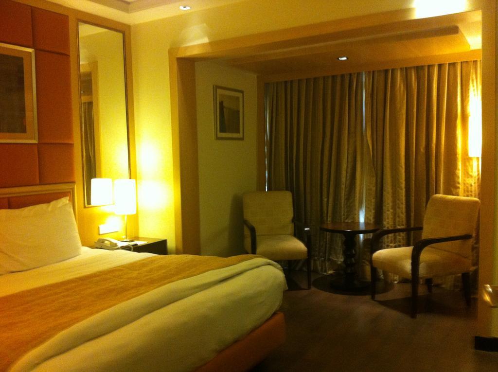 Hotel Lemon Tree Premier,
