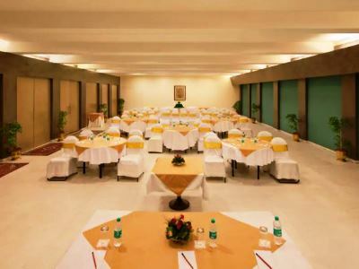 V Sarovar Portico Mi Road Hotel 4*