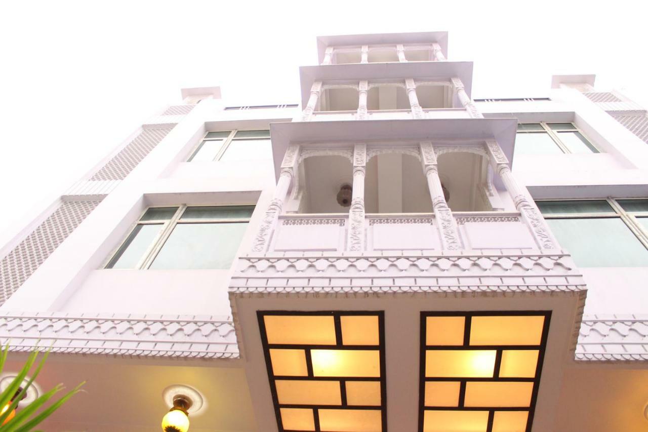 Chit Hotel 2*