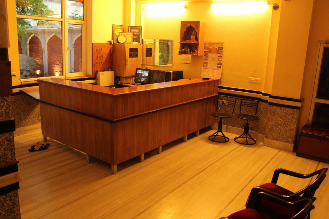 Chit Hotel 2*