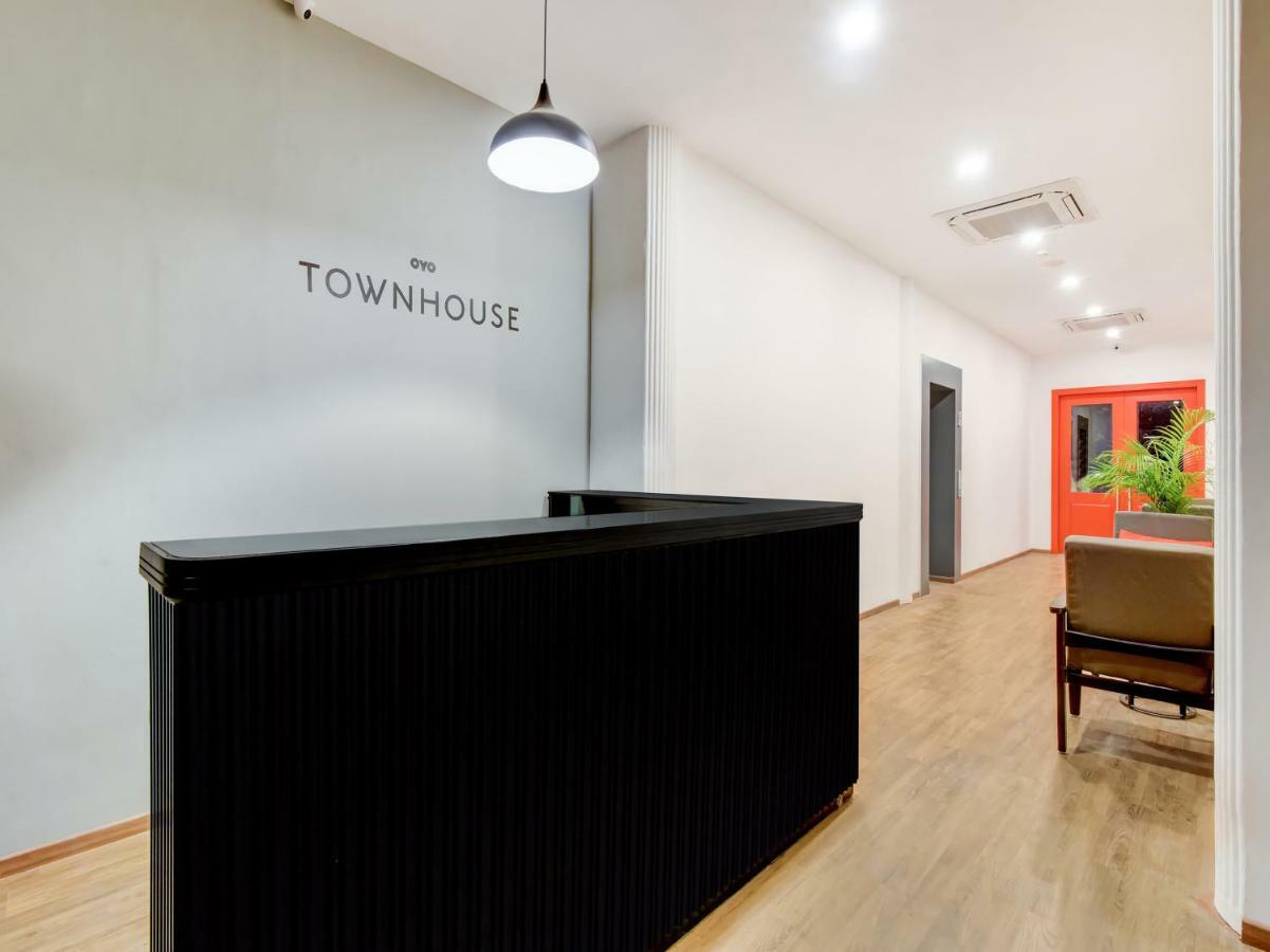 Oyo Townhouse 206 Military Containment Hotel