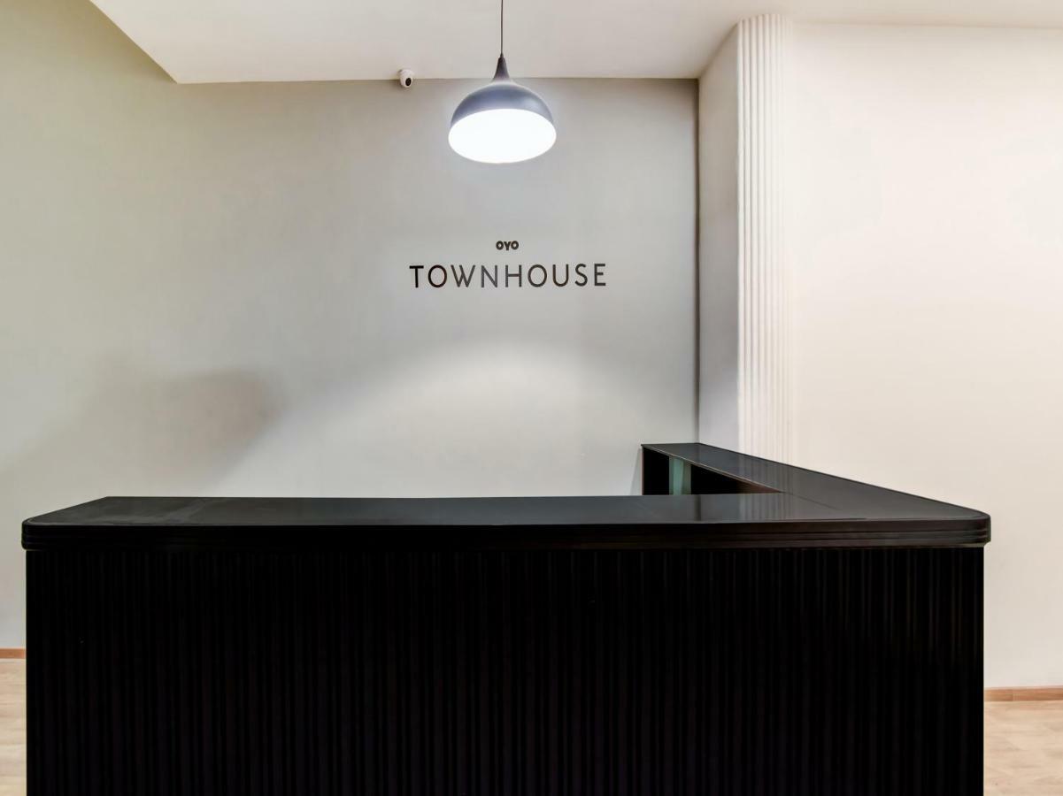 Oyo Townhouse 206 Military Containment