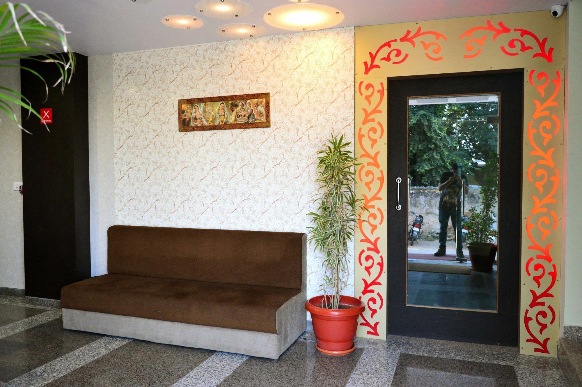 Oyo 6697 Lemon Hotel