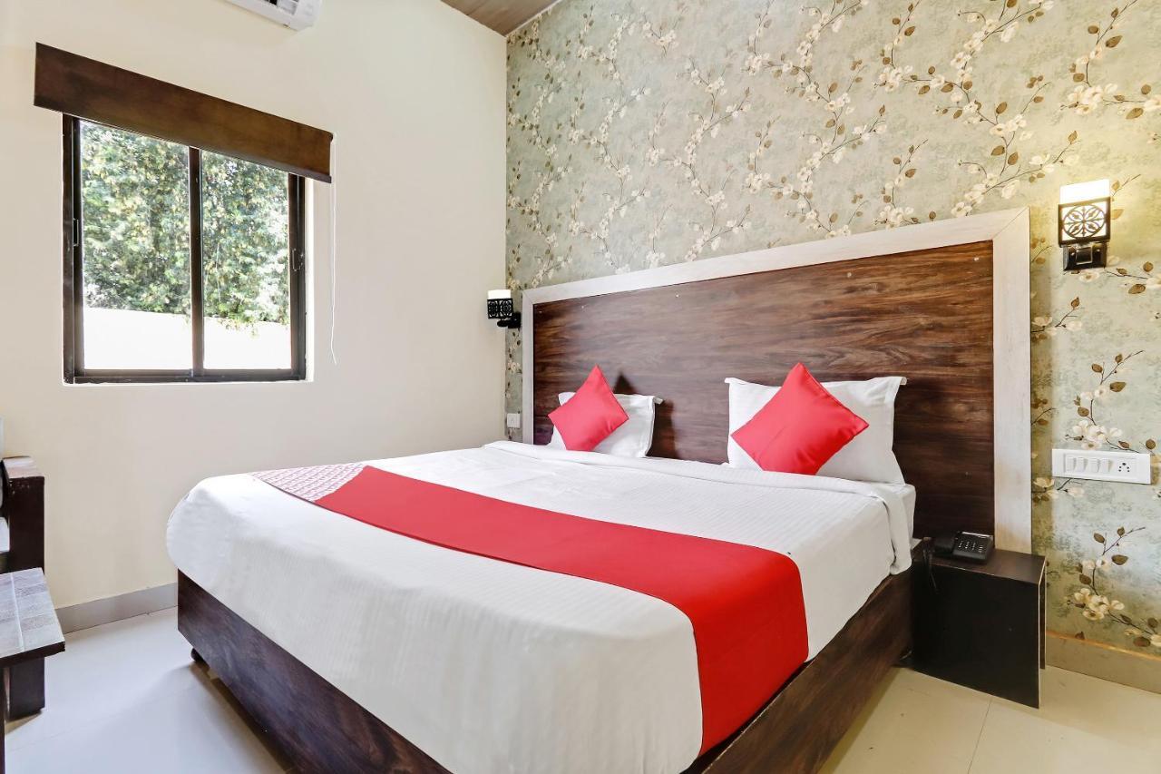 Hotel Oyo 47287 Eden Garden 3*