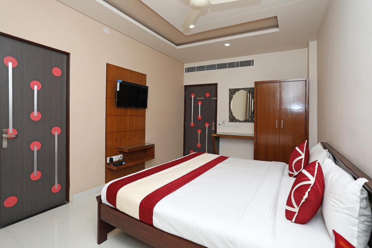 Collection O 10249 Gurukripa Hotel 3*