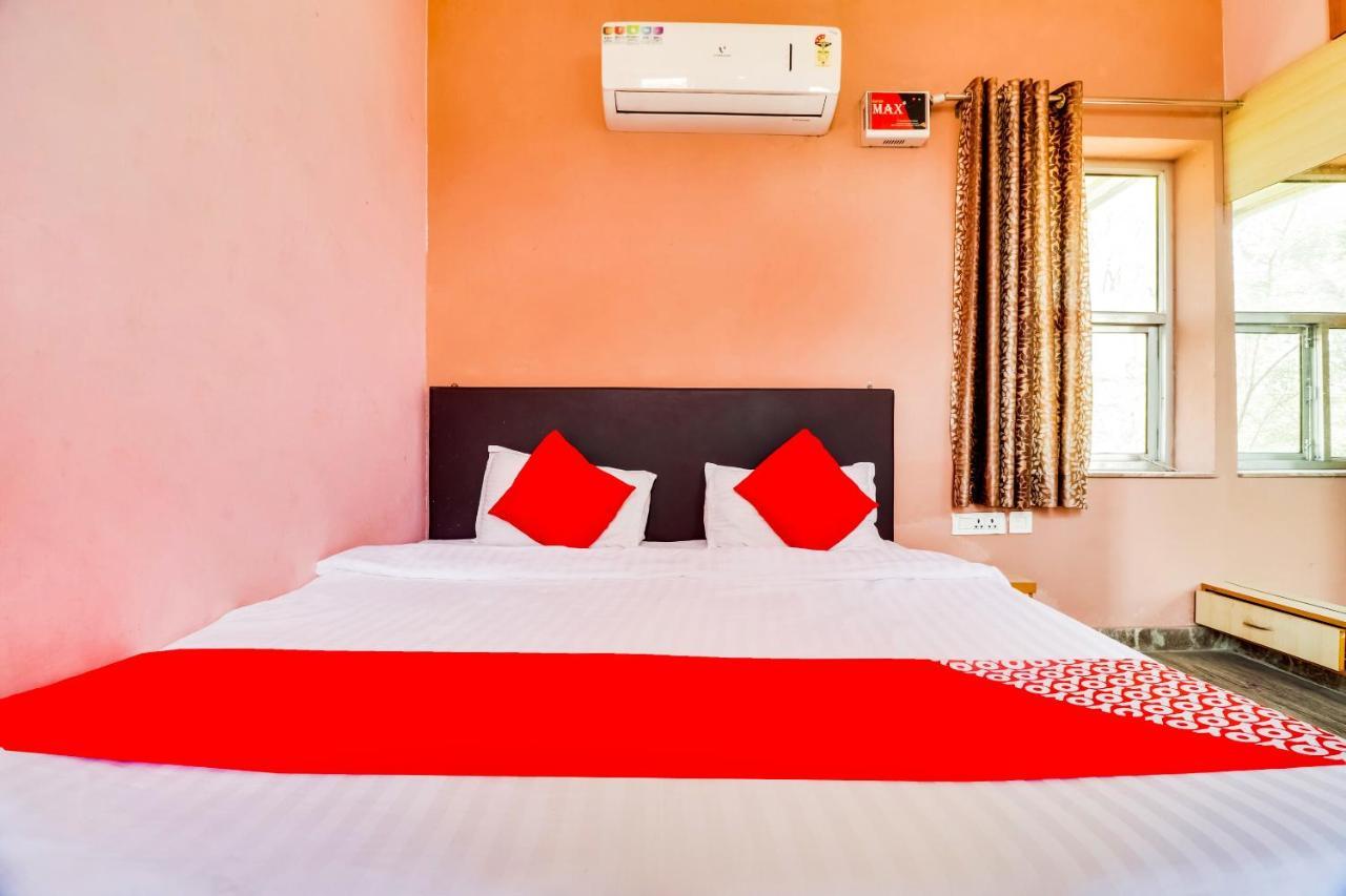 Hotel Oyo 69947 Apna Village & Restaurant