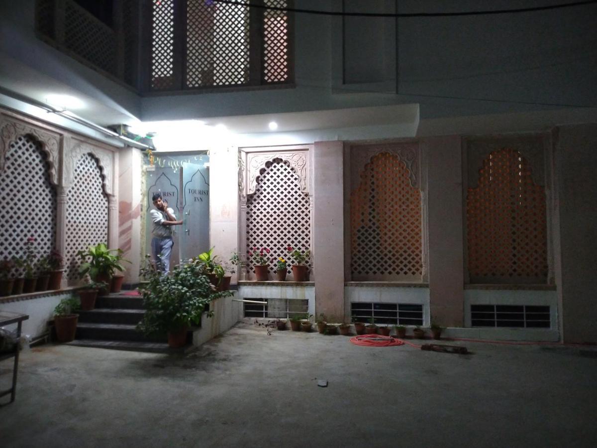 Tourist Hotel *