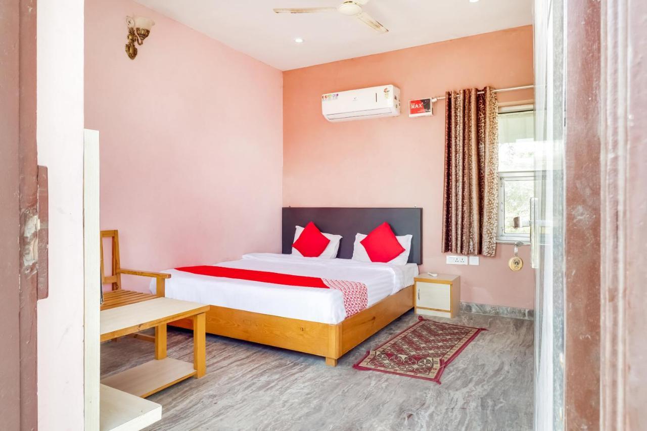 Hotel Oyo 69947 Apna Village & Restaurant 3*