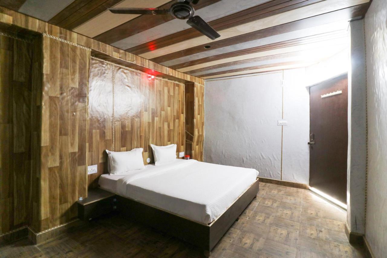 Spot On 49633 Hotel Shaurya Palace Guest House