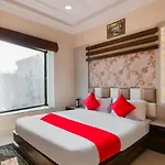 Oyo 69690 Hotel Green Wood