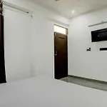 Hotel O Alexa Near Girdharipura School
