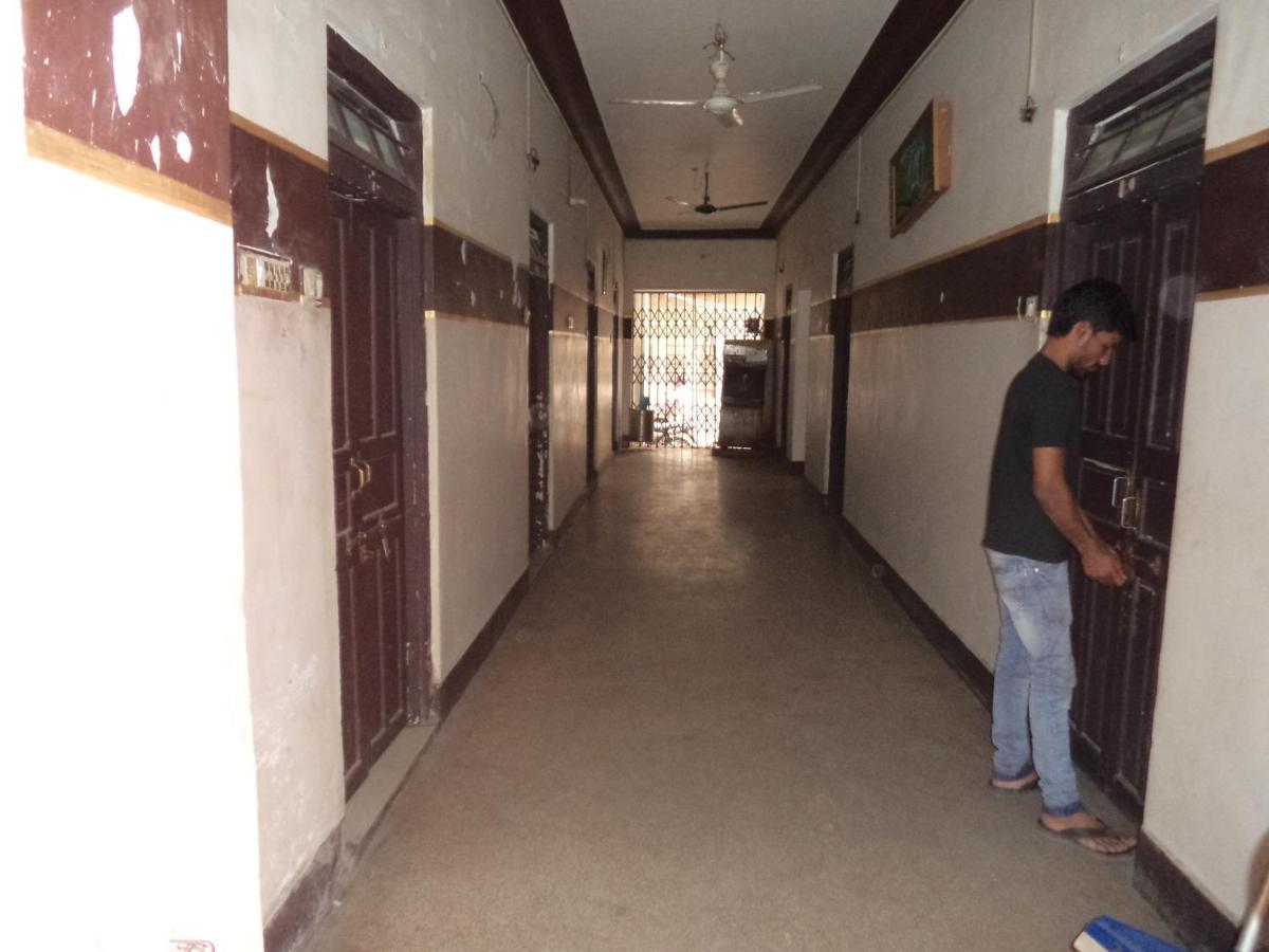Rajhans Hotel *