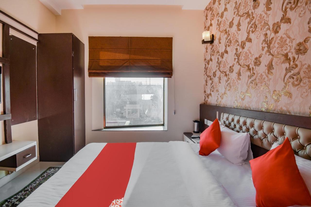 Oyo 69690 Green Wood Hotel 3*