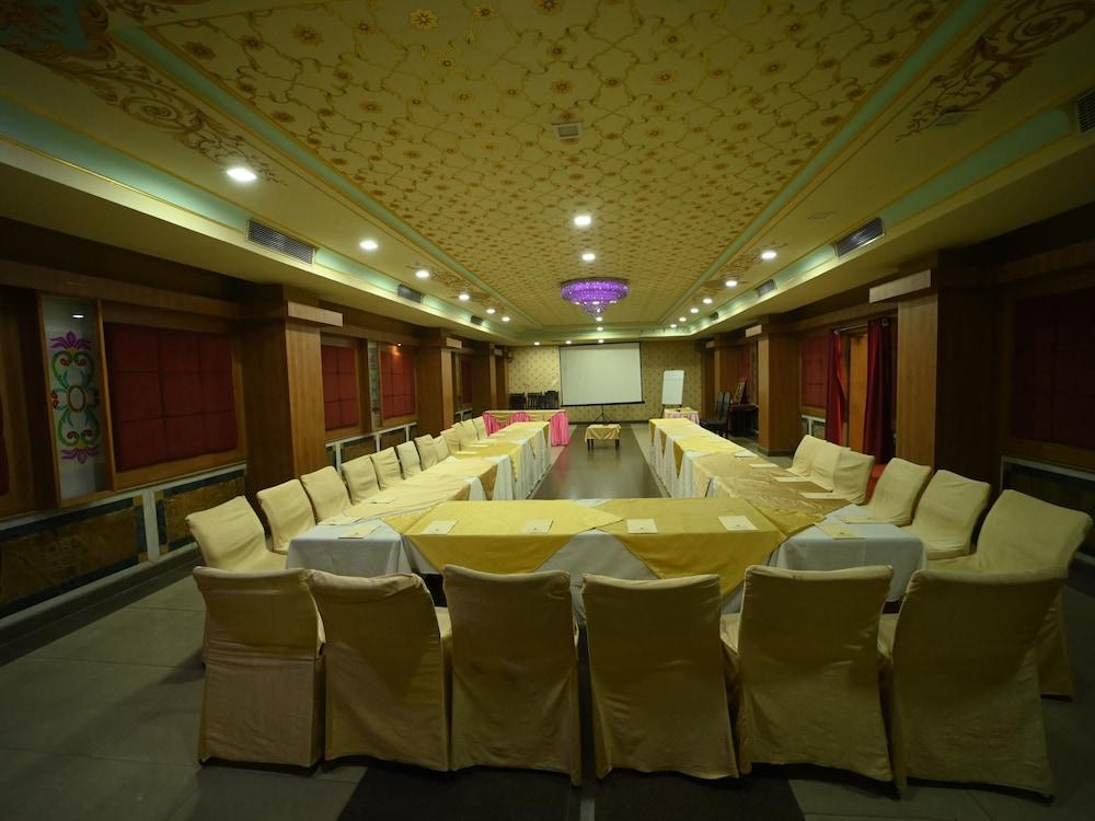 Chandragupt Hotel 4*