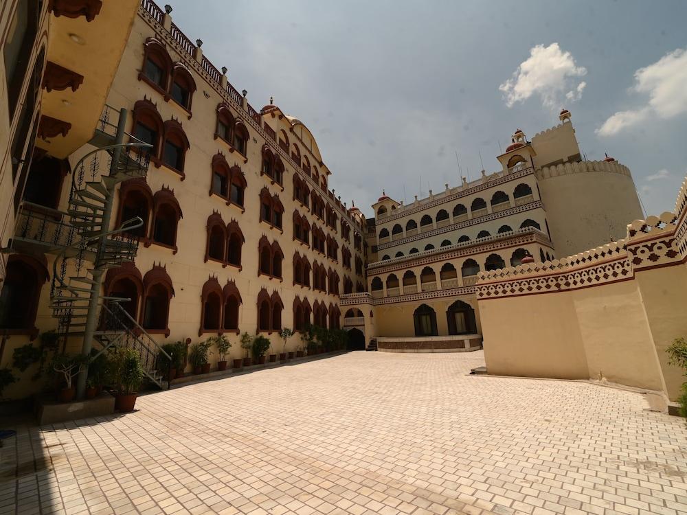 Hotel Chandragupt 4*