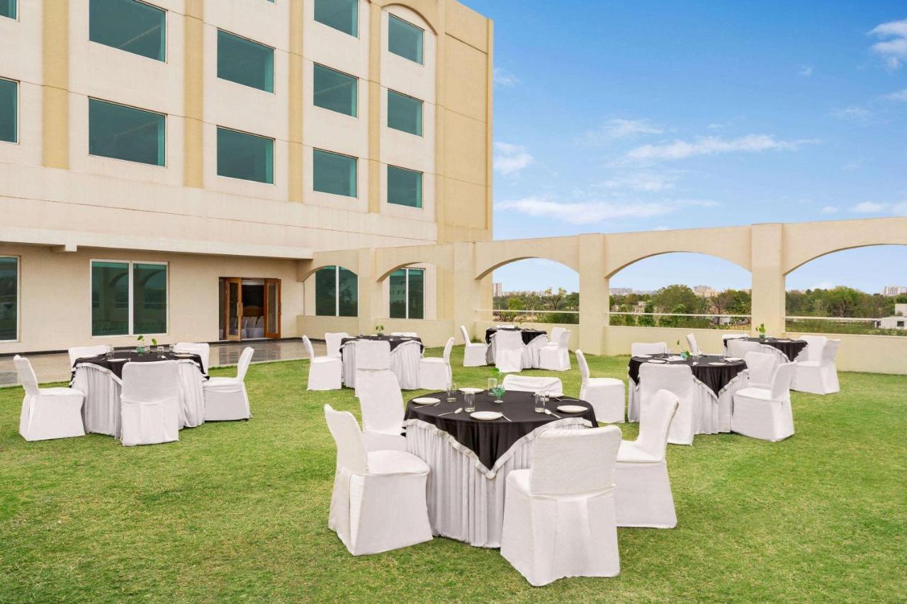 Ramada By Wyndham Jaisinghpura Hotel
