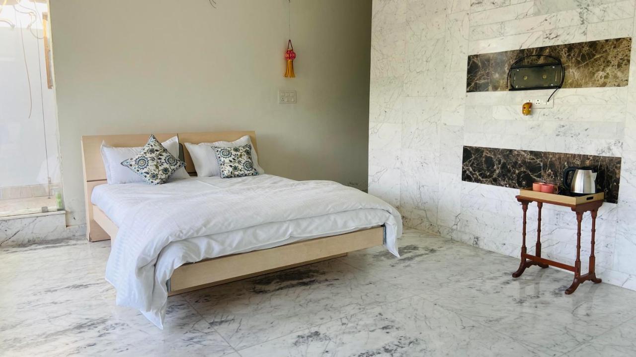 Shakuntlam Farms 4bhk Farm stay *
