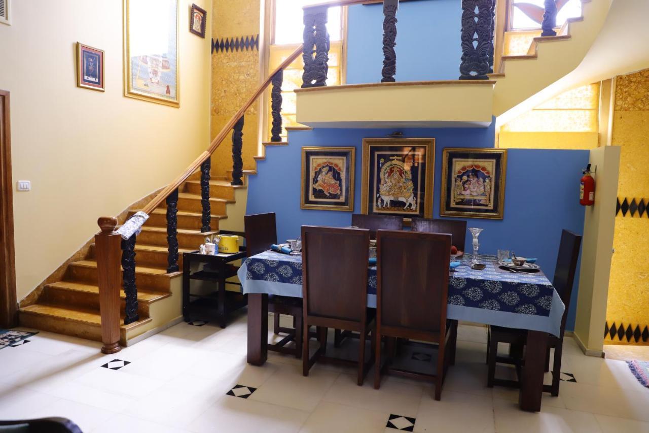 Aura Royal Homestay *
