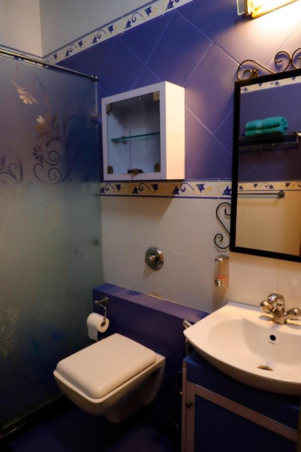 Aura Royal Homestay *