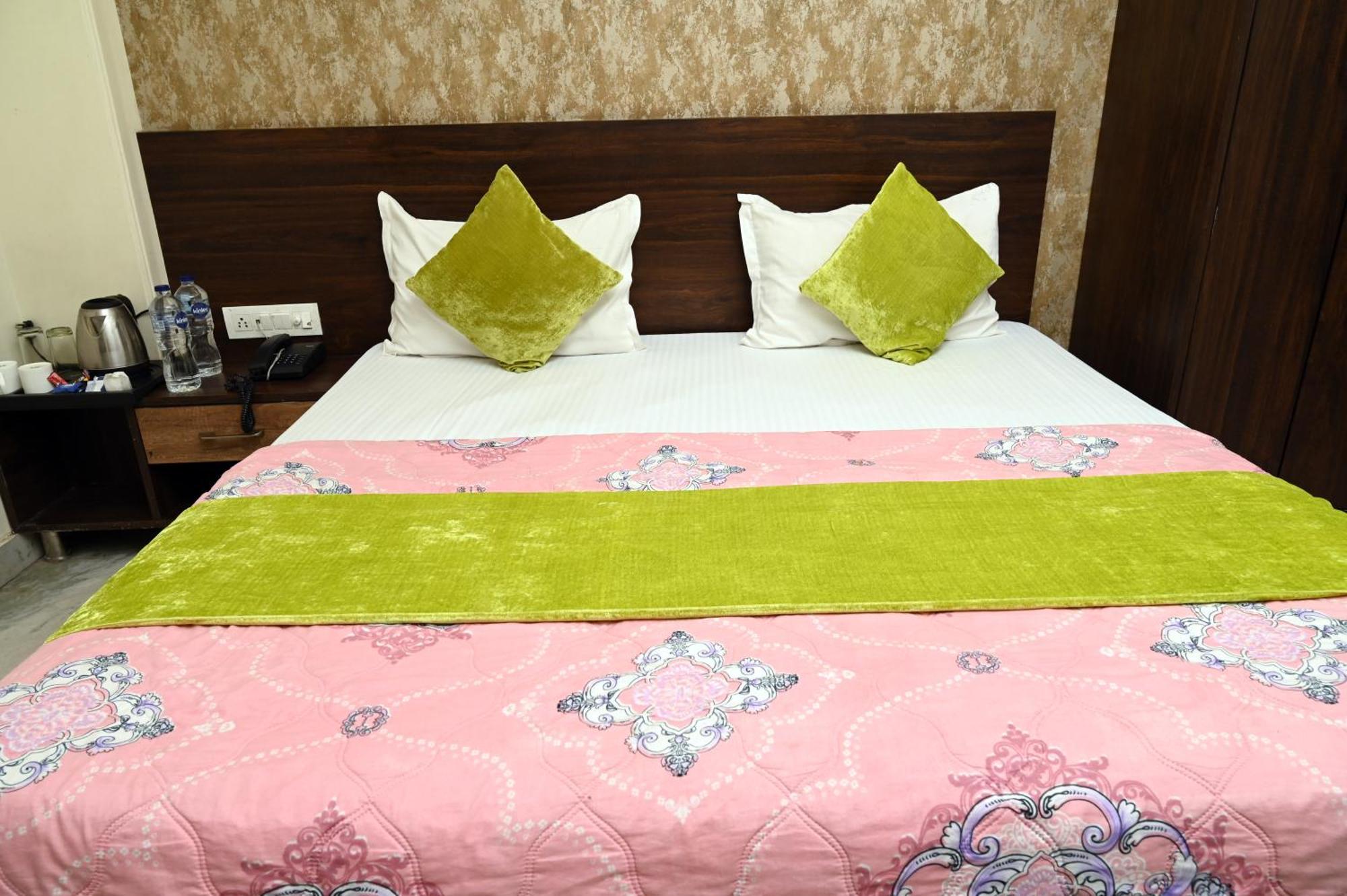 Hotel Pulse Near Railway Station 3*