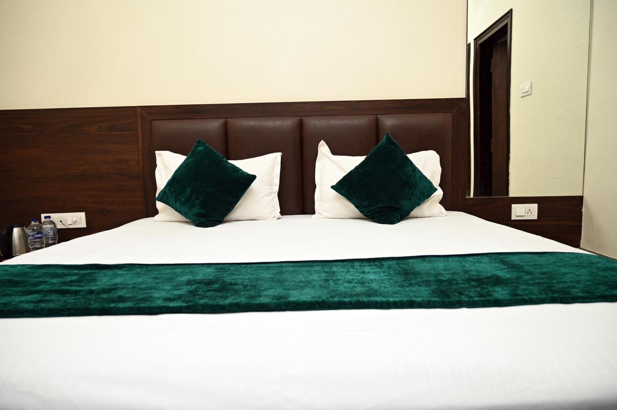 Hotel Pulse Near Railway Station 3*